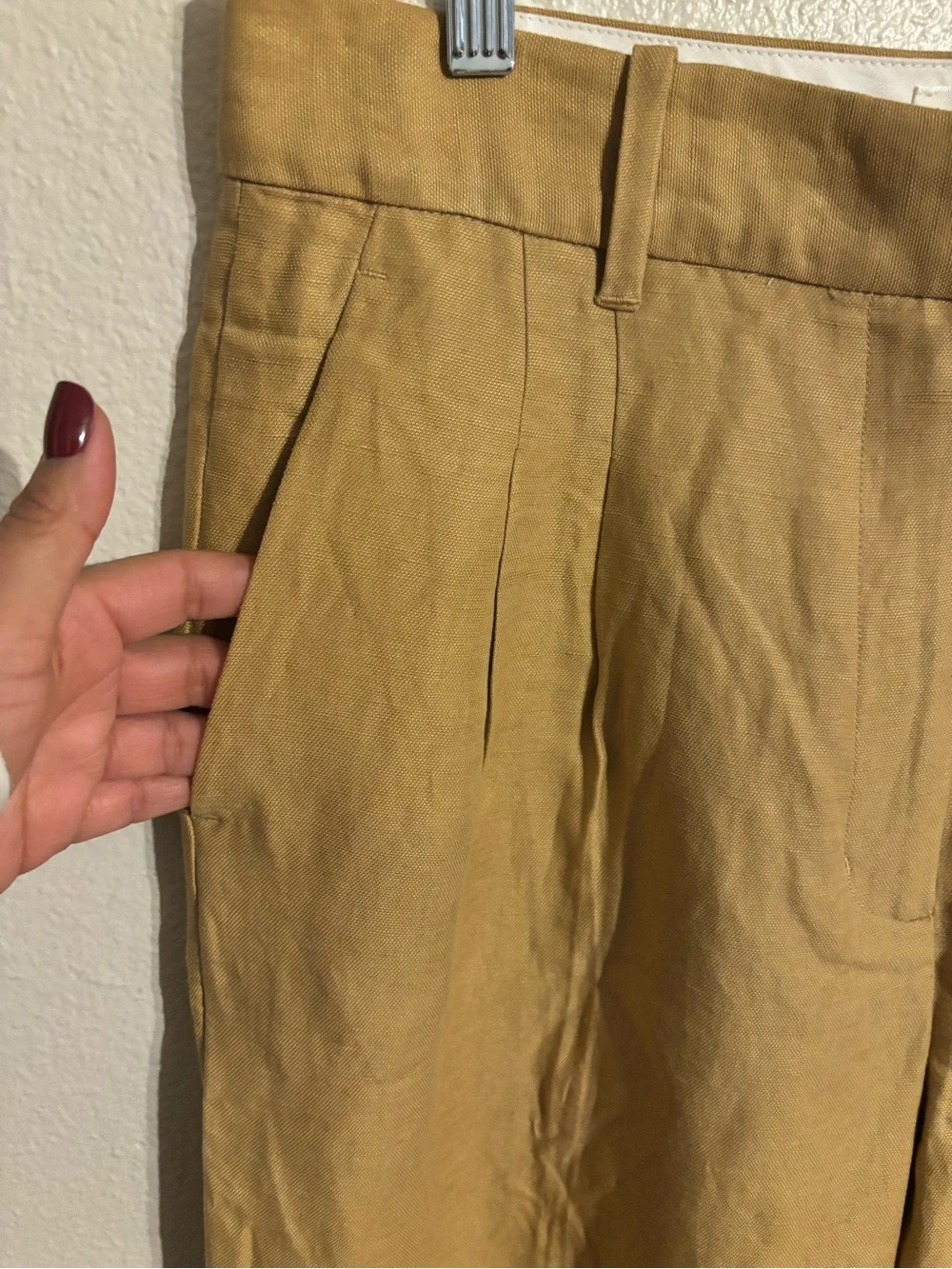 Aritzia Wilfred The Effortless Cruise Linen Pants in Gold Camel color
